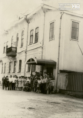 4 сентября 1986 года. Работники и ветераны Енисейского РУС перед началом мероприятий по празднованию 100-летия Енисейского РУС. На фоне здания Енисейского почтамта.